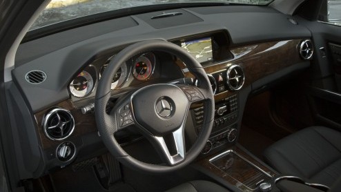 Wat is dat toch met de Mercedes-Benz GLK? Bouw je een stoere, compacte Gelnde in de geest van de legendarische G-Klasse, wil bijna niemand 'm (in Nederland) hebben! Onlangs is de compacte SUV verni