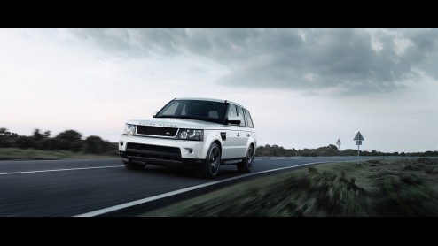 Jeremy Clarkson en andere Range Rover fanaten opgelet! Land Rover presenteert tijdelijk een extra dynamische uitvoering van de Range Rover, de Sport Dynamic. Een zeer royale uitvoering met onder meer 