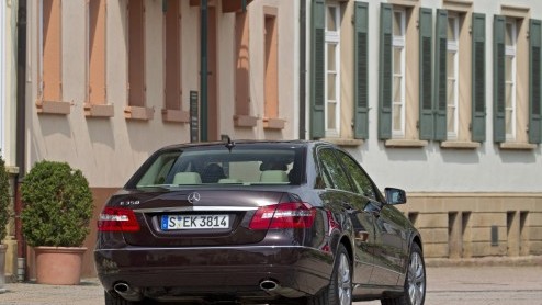 Mercedes-Benz blijft haar modelgamma continu te perfectioneren. Na de facelift van de C-Klasse dient er nu (al) nieuwe motortechniek voor de E-Klasse aan. De Duitsers hebben verse V6- en V8 motoren en