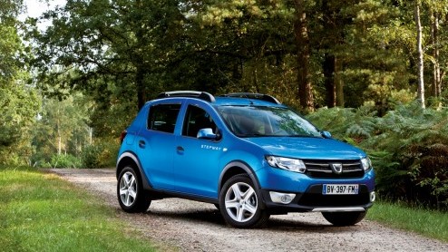 Een nieuwe auto op de markt brengen in het compacte segment is niet eenvoudig: de concurrentie is groot en daarbij is de lat al aardig hoog gelegd. Dacia probeert met de nieuwe Sandero als vanouds het