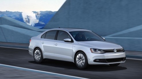 Volkswagen heeft een brede toekomstvisie. Naast de ontwikkeling van elektrische modellen wordt ook hybridtechniek omarmd. De Jetta Hybrid is de nieuwste aanwinst, zojuist gepresenteerd op de Autoshow