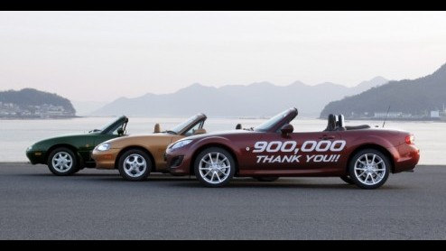 En daar hebben we weer een mijlpaal voor de Mazda MX-5. Vandaag heeft de totale productie van de Japanse roadster de historische mijlpaal van 900.000 exemplaren bereikt. Dat is 21 jaar en 10 maanden n