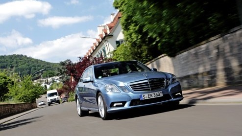 Mercedes-Benz blijft haar modelgamma continu te perfectioneren. Na de facelift van de C-Klasse dient er nu (al) nieuwe motortechniek voor de E-Klasse aan. De Duitsers hebben verse V6- en V8 motoren en
