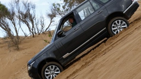 Een nieuwe Range Rover nog beter maken klinkt makkelijker dan het is. Toch is dat de uitdaging die Land Rover is aangegaan. Een afslankkuur van driehonderd kilo, riante zitruimte op de achterbank en n