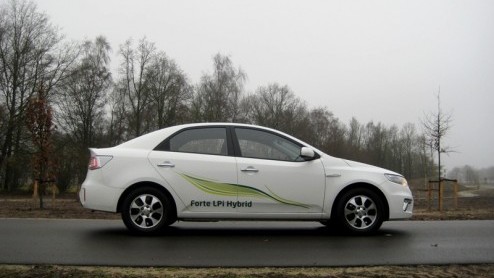 Het is waarschijnlijk de meest exclusieve Kia in Nederland, maar dat is niet waar het om draait. De Kia Forte Hybrid LPi is de eerste in serie geproduceerde autogashybride! Ook al komt de zeer CO2-vri