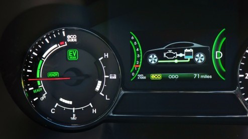 Kia heeft de prijzen van de Optima Hybrid op een rij gezet. De hybrideversie met 2.0 liter benzinemotor stoot slechts 123 gram CO2 uit en staat in de boeken vanaf 28.995 euro. Met 20% bijtelling natuu