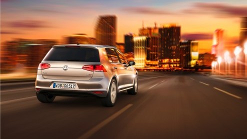 De langverwachte nieuwe Golf is een feit! Volkswagen heeft de zevende generatie zojuist in Berlijn wereldkundig gemaakt. Helemaal opnieuw opgebouwd, nog zuiniger en volgende maand bestelbaar.