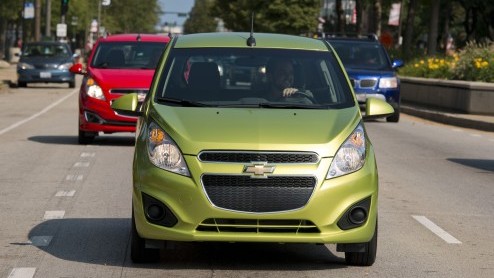 Vanaf het voorjaar, eind maart begin april, staat de vernieuwde Chevrolet Spark bij de dealer. Alle reden dus om de prijzen en uitvoeringen bekend te maken. De kleine Amerikaan komt er in vier uitvoer