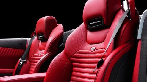 En daar is de Mercedes-Benz SL in geuren en kleuren. Dit zijn de officile beelden, gelekt via een Duits forum. Daar had men geen geduld meer af te wachten tot de presentatie op de Detroit Motor Show.