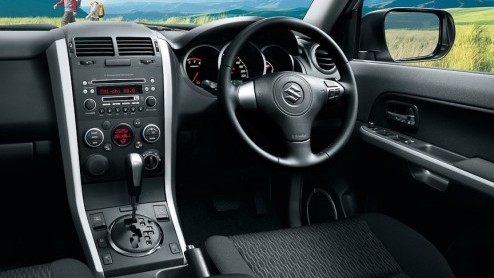 Suzuki heeft een facelift van de Grand Vitara op de agenda staan. Dat blijkt uit de eerste beelden die op het internet zijn beland. Die tonen weliswaar de vernieuwde Japanse versie, maar kijk niet vre