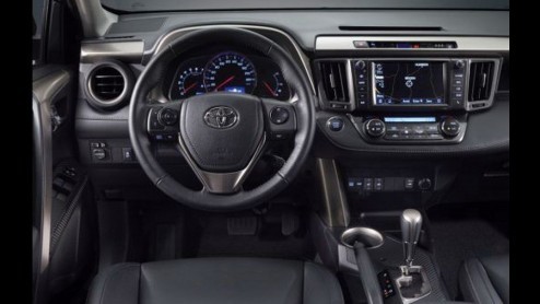 Eigenlijk had Toyota de nieuwe RAV4 tot morgen geheim willen houden, maar voordat de persdagen van de Los Angeles Auto Show de deuren heeft geopend, zijn er al beelden gelekt die de nieuwe SUV in voll