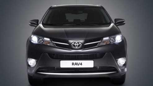 Eigenlijk had Toyota de nieuwe RAV4 tot morgen geheim willen houden, maar voordat de persdagen van de Los Angeles Auto Show de deuren heeft geopend, zijn er al beelden gelekt die de nieuwe SUV in voll