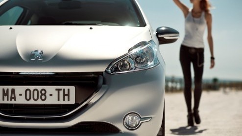 Peugeot maakt de 208 nu officieel. De nieuwe Fransoos komt in het voorjaar 2012 op de markt als drie- en vijfdeurs, met 1.0 en 1.2 liter driecilinders, meer binnenruimte en een lager gewicht.