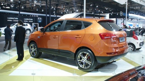 De Autoshow in Peking is natuurlijk niet alleen een autofeestje voor vele Europese merken, maar ook voor de Chinezen zelf. Tussen de vele primeurs van Duitse en Japanse merken zien we ook vele Chinese