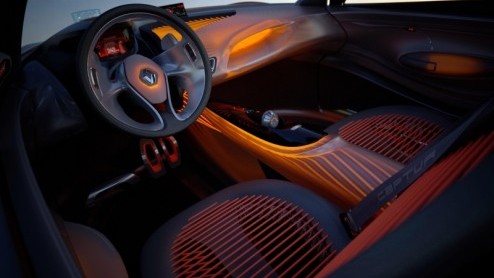 Nadat hij deze ochtend bij een presentatie officieel is onthuld; gaat de Renault Captur nu in detail uit de doeken. De compacte crossover studiemodel staat bijzonder flitsend in het leven en is klaar