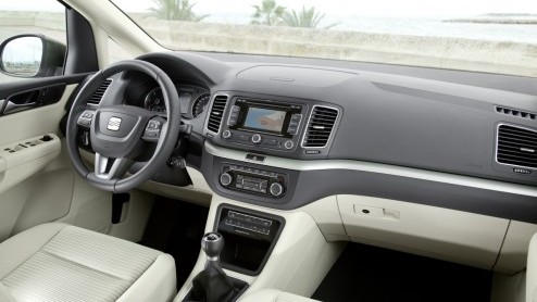 Seat introduceert twee nieuwe versies van de Alhambra, een nieuwe instapdiesel met 115 pk en een 2.0 TDI (140 pk) met vierwielaandrijving. De eerste lijkt op papier een interessante versie voor de zak