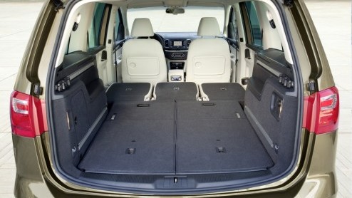 Seat introduceert twee nieuwe versies van de Alhambra, een nieuwe instapdiesel met 115 pk en een 2.0 TDI (140 pk) met vierwielaandrijving. De eerste lijkt op papier een interessante versie voor de zak