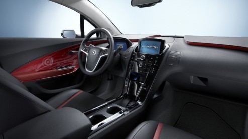 De stand van Opel op de Autosalon van Genve is vanzelfsprekend niet compleet zonder de aanwezigheid van de Opel Ampera. De productieversie van de elektrische auto met range extender beleeft daar zijn