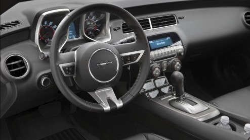 De Chevrolet Camaro is van oorsprong een echte Amerikaanse muscle car. Chevrolet Nederland gaat de auto nu ook officieel leveren in ons land. Er zijn echter wel wat aanpassingen gedaan om de auto in E