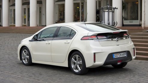 De stand van Opel op de Autosalon van Genve is vanzelfsprekend niet compleet zonder de aanwezigheid van de Opel Ampera. De productieversie van de elektrische auto met range extender beleeft daar zijn
