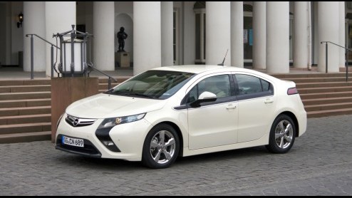 De stand van Opel op de Autosalon van Genve is vanzelfsprekend niet compleet zonder de aanwezigheid van de Opel Ampera. De productieversie van de elektrische auto met range extender beleeft daar zijn