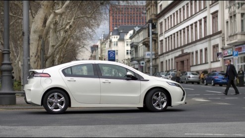 De stand van Opel op de Autosalon van Genve is vanzelfsprekend niet compleet zonder de aanwezigheid van de Opel Ampera. De productieversie van de elektrische auto met range extender beleeft daar zijn