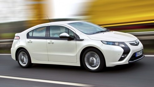 De stand van Opel op de Autosalon van Genve is vanzelfsprekend niet compleet zonder de aanwezigheid van de Opel Ampera. De productieversie van de elektrische auto met range extender beleeft daar zijn