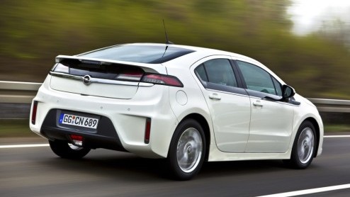 De stand van Opel op de Autosalon van Genve is vanzelfsprekend niet compleet zonder de aanwezigheid van de Opel Ampera. De productieversie van de elektrische auto met range extender beleeft daar zijn