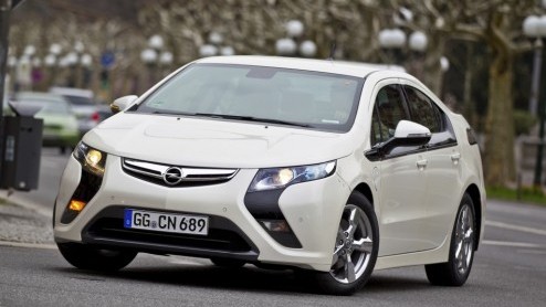 De stand van Opel op de Autosalon van Genve is vanzelfsprekend niet compleet zonder de aanwezigheid van de Opel Ampera. De productieversie van de elektrische auto met range extender beleeft daar zijn