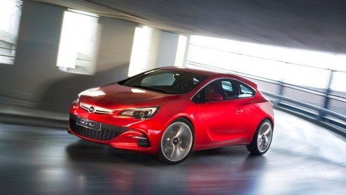 Op de AutoRAI trekt Opel het doek van de Astra GT. Deze uitvoering is gebaseerd op de Sport en heeft trekjes van de eerder gepresenteerde GTC Paris conceptauto. Leverbaar vanaf 25.645 euro.
