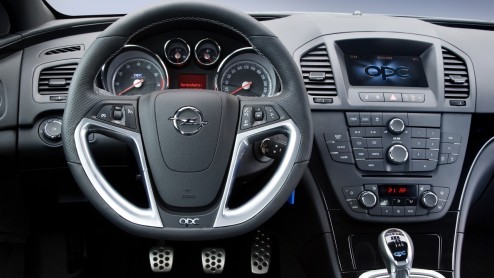 Het Opel Performance Center heeft onlangs twee nieuwe uitvoeringen aan het OPC-assortiment toegevoegd, de Insignia OPC Unlimited en de Corsa OPC Nrburgring Edition. Op de EuroSpeedway Lausitz, iets o