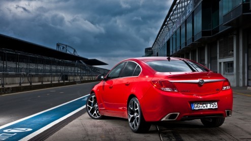 Het Opel Performance Center heeft onlangs twee nieuwe uitvoeringen aan het OPC-assortiment toegevoegd, de Insignia OPC Unlimited en de Corsa OPC Nrburgring Edition. Op de EuroSpeedway Lausitz, iets o