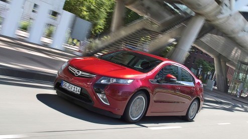 Even leek het er op dat er per 1 januari 2012 toch bijtelling voor elektrische auto's en heel zuinige plug-in hybrides betaald moest gaan worden. Gelukkig heeft de Tweede Kamer besloten dit tot 2014 n