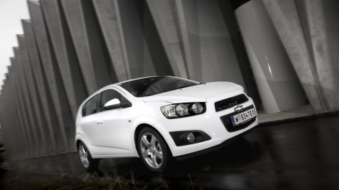 Chevrolet heeft eerder dit jaar de gloednieuwe Aveo gepresenteerd met louter benzinemotoren. Het ontbrak de kleine Europese Koreaan nog aan een belastingvrije (diesel)uitvoering. Daar komt nu verander