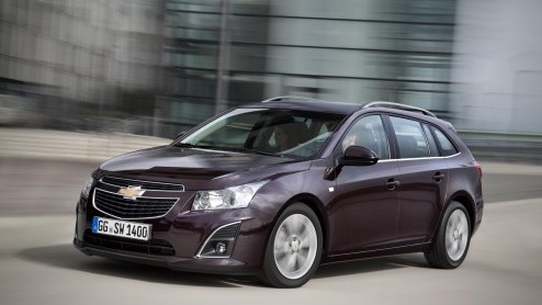 Momenteel maken we in de omgeving van Keulen kennis met de nieuwe Cruze Waggon. Chevrolet levert de stationwagon in twee uitvoeringen, met keuze uit een nieuwe 1.4 Turbo benzine of 1.7 liter diesel. P