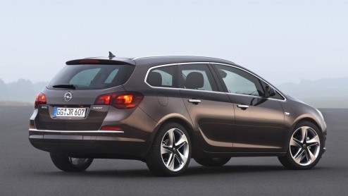 Nu de nieuwe Astra bijna drie jaar op de markt is en zowel de OPC als sedan in aantocht zijn vindt Opel het tijd voor een facelift. Tegelijkertijd voegt zich de 195 pk sterke biturbodiesel in het gamm