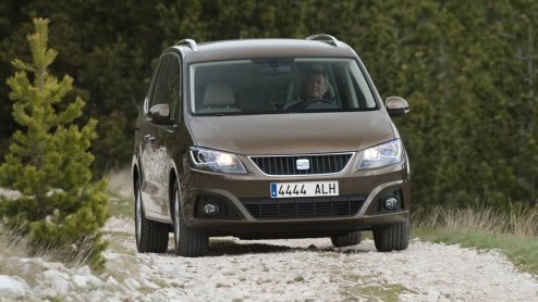 Seat introduceert twee nieuwe versies van de Alhambra, een nieuwe instapdiesel met 115 pk en een 2.0 TDI (140 pk) met vierwielaandrijving. De eerste lijkt op papier een interessante versie voor de zak