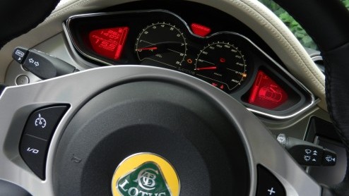 Wie in de markt is voor een lekkere sportauto denkt meestal niet aan Lotus. En dat is onterecht, want de Engelsen kunnen als geen ander lichtgewicht sporters bouwen. De Evora S koppelt - meer dan elke