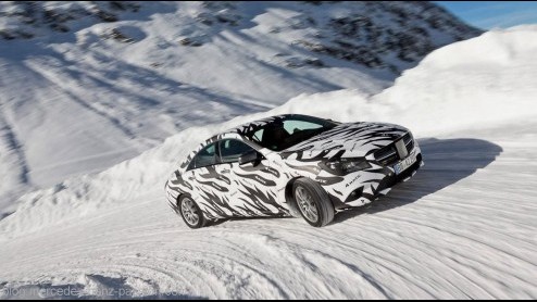 Op de North American International Auto Show in Detroit onthult Mercedes de CLA. De vierdeurs coup op basis van de A-klasse komt er ook als potente CLA 45 AMG, die hoogstwaarschijnlijk samen met de A