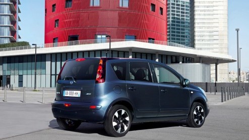 Nissan voert bij de Note subtiele wijzigingen door. Zowel de uitrusting als zijn uiterlijk zijn opgewaardeerd. Desondanks blijft de prijs ongewijzigd.