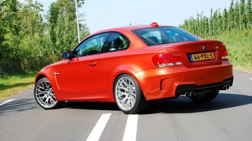 Men zegt wel eens; geen afscheid zonder vuurwerk. En dus komt BMW in de nadagen van de huidige 1 Serie met een spetterend topmodel, de 1 Serie M Coup. Voor 80 mille rijd je knallend de showroom uit m