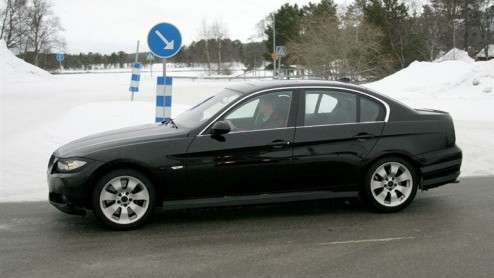 Hoewel de BMW-5 serie op een totaal nieuwe look kan rekenen, is er voor de 3-serie nog 'maar' een facelift gepland. Groot zijn de wijzigingen uiteraard niet. We spotten deze dreier als sedan en Tour