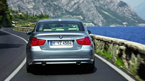 De facelift voor de BMW 3-serie is aanstaande. BMW presenteert de opgefriste Dreier op de Autosalon in Parijs, maar vandaag zijn de eerste definitieve beelden verschenen. De verjongingskuur is niet