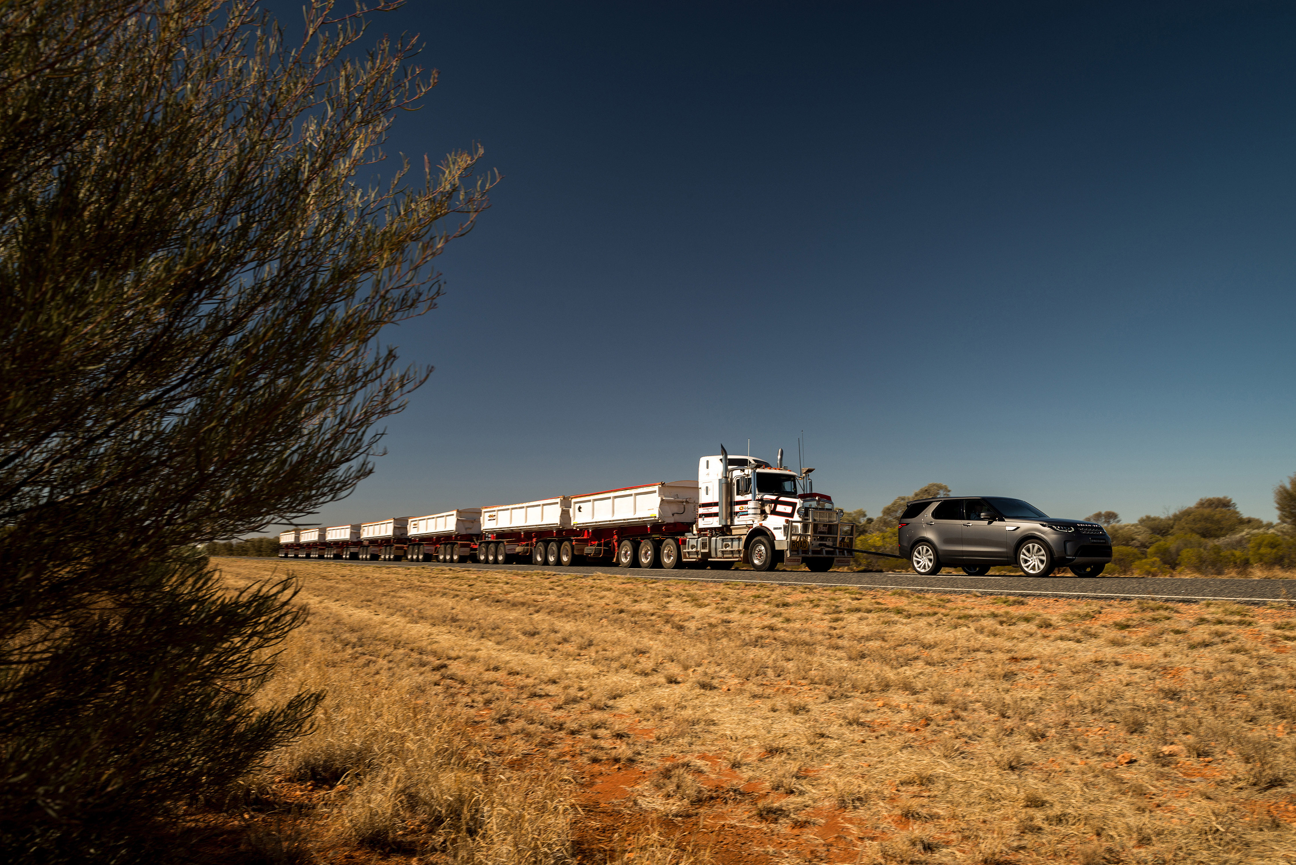 Land Rover brengt modeljaarwijzigingen aan Discovery aan. Discovery trekt Australische roadtrain.