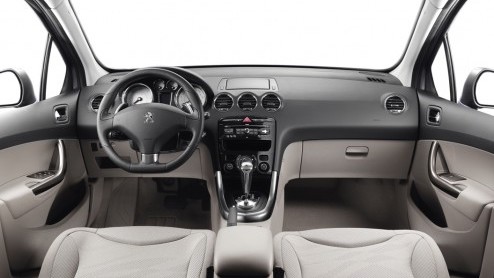 Peugeot geeft de 308 nieuwe kansen met een facelift. De vernieuwde uitstraling sluit aan bij de 508 en maakt van de Fransoos  samen met nieuwe, nog zuiniger motoren tot aan 98 gram CO2  weer een mod