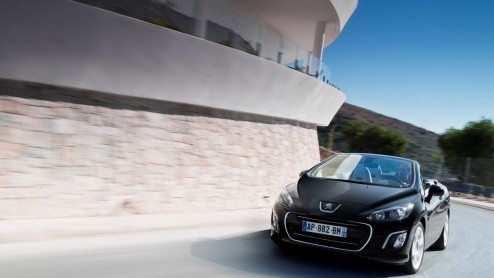 Peugeot zet maar al te graag de vernieuwde 308 in het daglicht en introduceert de 308 CC Griffe. Met mooi lenteweer voor de boeg is ook de 207 CC in dit speciale jasje gestoken.