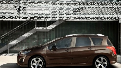 Peugeot geeft de 308 nieuwe kansen met een facelift. De vernieuwde uitstraling sluit aan bij de 508 en maakt van de Fransoos  samen met nieuwe, nog zuiniger motoren tot aan 98 gram CO2  weer een mod