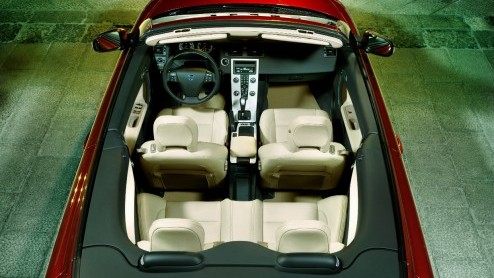 Het voorjaar nadert en dus zet Volvo de C70 in het licht. Vanaf eind maart staat een extra rijk uitgeruste C70 Tourer in de showroom. De volgepakte uitvoering kan rekenen op de 230 pk sterke T5 vijfci