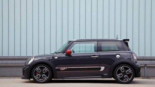 Mini neemt voor de introductie van de extra pittige MINI John Cooper Works GP ruim de tijd. Voorafgaand aan zijn officile debuut in Parijs mogen we alvast meer foto's bekijken en de specificaties lez