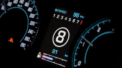 Voor het komende modeljaar vernieuwt Jaguar de XF en de XJ. Het belangrijkste nieuws bestaat uit de introductie van viercilinder turbomotoren, start/stop-techniek, aangepaste wielophanging en betere i